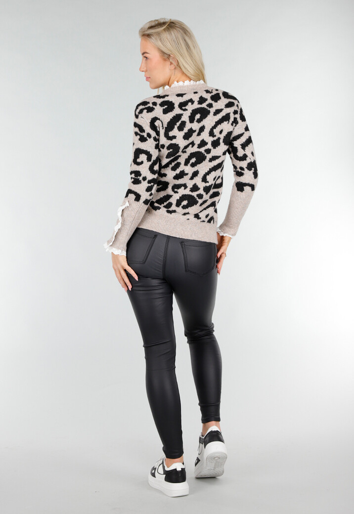 Gebreide Trui met Panterprint en Kantdetails aan Hals en Mouwen