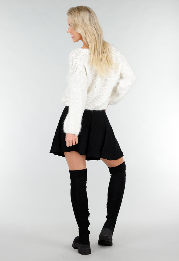 Wit Gebreid Vest met Strikknopen en Subtiele Glansdetails