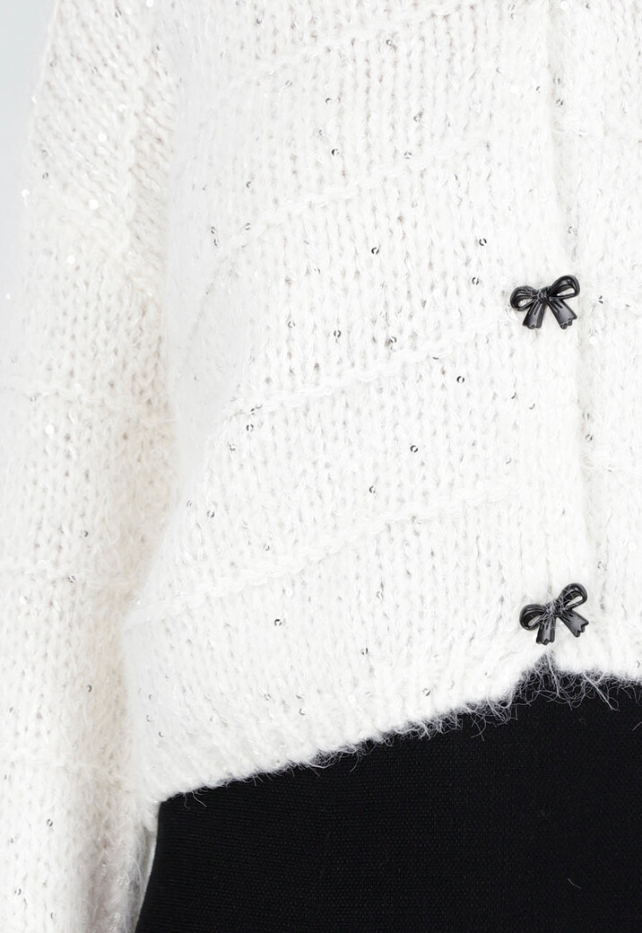 Wit Gebreid Vest met Strikknopen en Subtiele Glansdetails