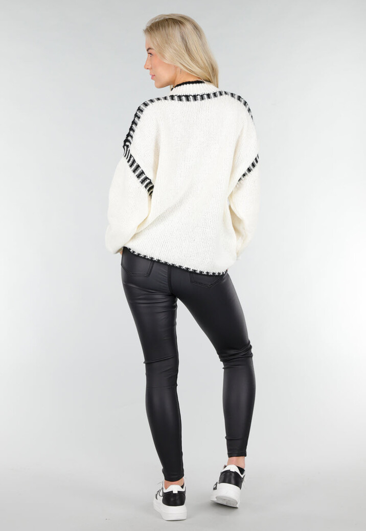 Crèmekleurige Gebreide Trui met Hoge Hals en Zwarte Randdetails