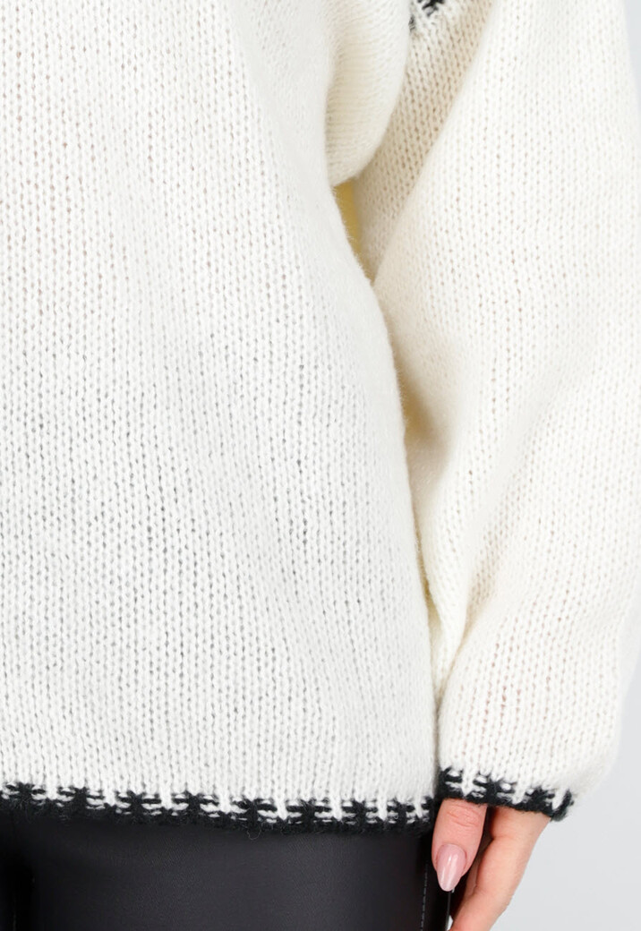 Crèmekleurige Gebreide Trui met Hoge Hals en Zwarte Randdetails