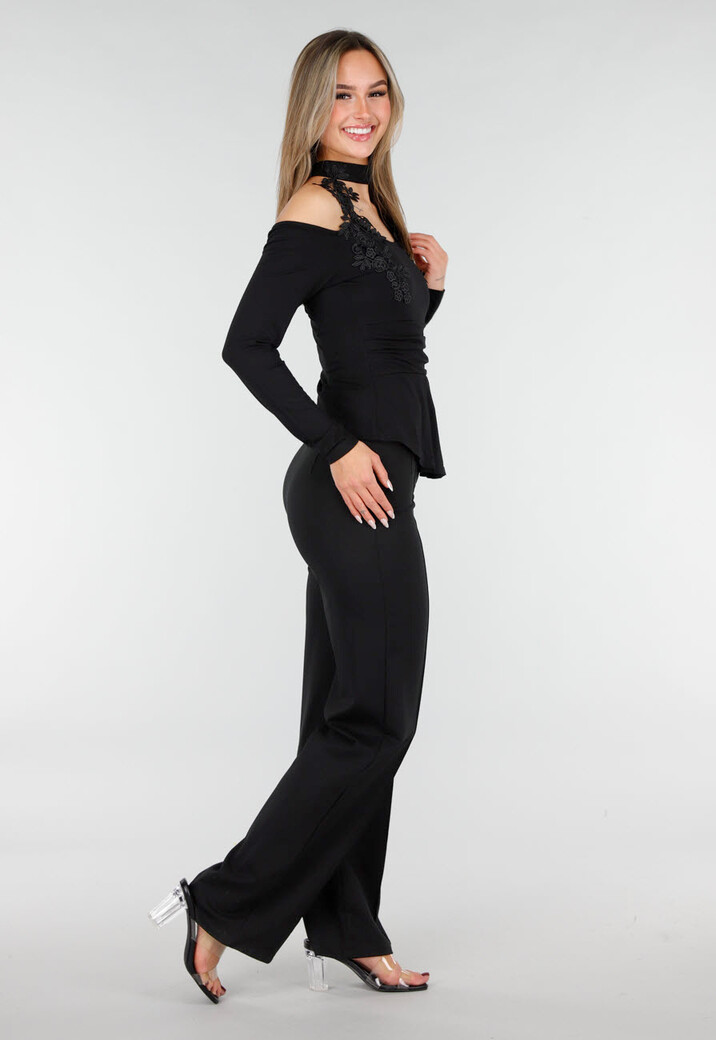 Cold Shoulder Peplum Top met Choker Zwart