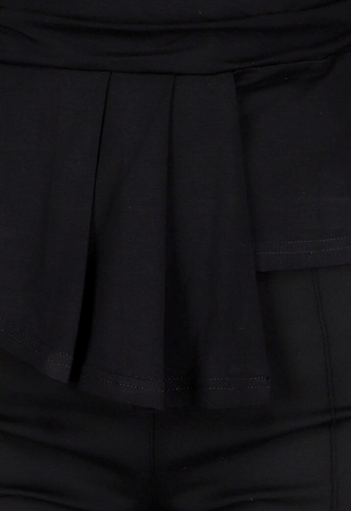 Cold Shoulder Peplum Top met Choker Zwart