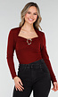 Bordeauxrode Top met Lange Mouwen en Gouden Ringdetail
