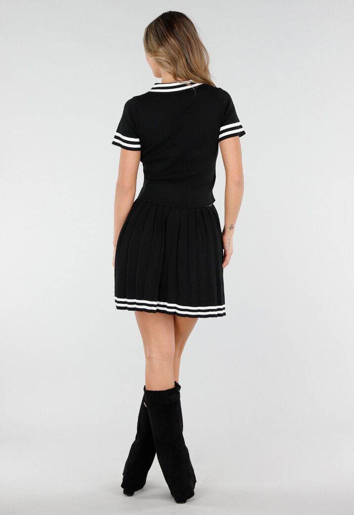 Zwarte Stretch Set met Polo Top en Plissé Rok