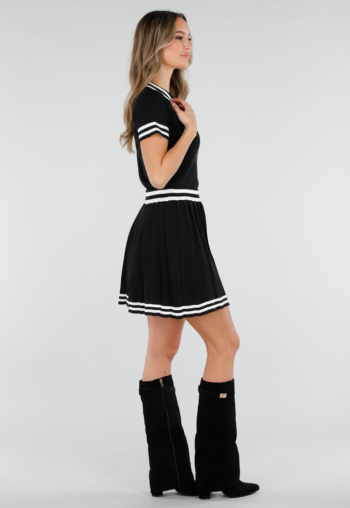 Zwarte Stretch Set met Polo Top en Plissé Rok