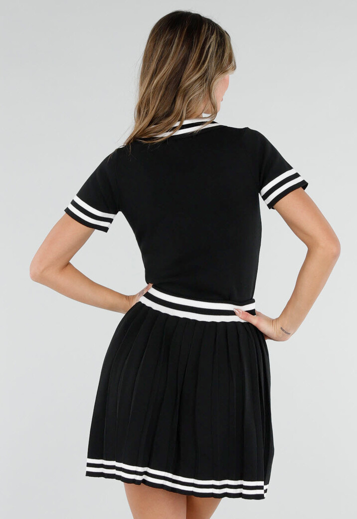 Zwarte Stretch Set met Polo Top en Plissé Rok