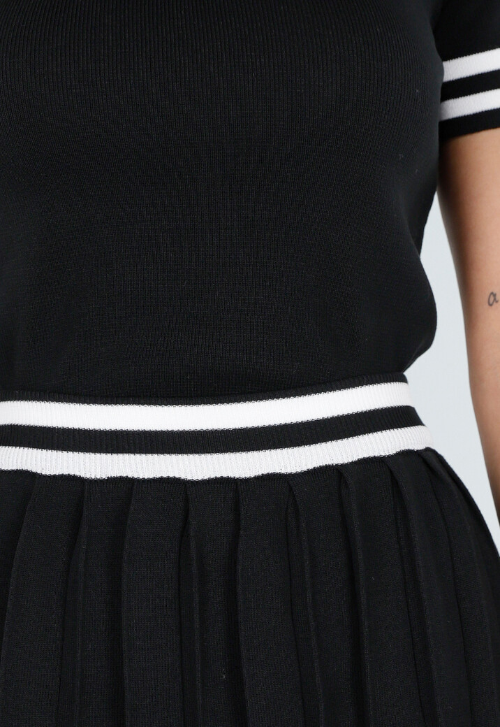 Zwarte Stretch Set met Polo Top en Plissé Rok