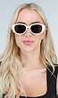 Witte Ovale Zonnebril met Donkere Glazen