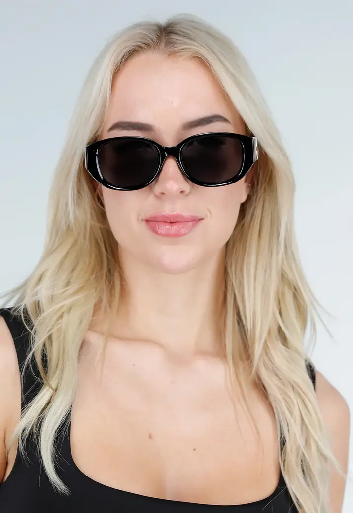 Zwarte Retro Zonnebril met Getinte Glazen en Gouden Details