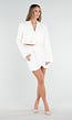 Witte Cropped Blazer met Lange Mouwen en Goudkleurige Knopen