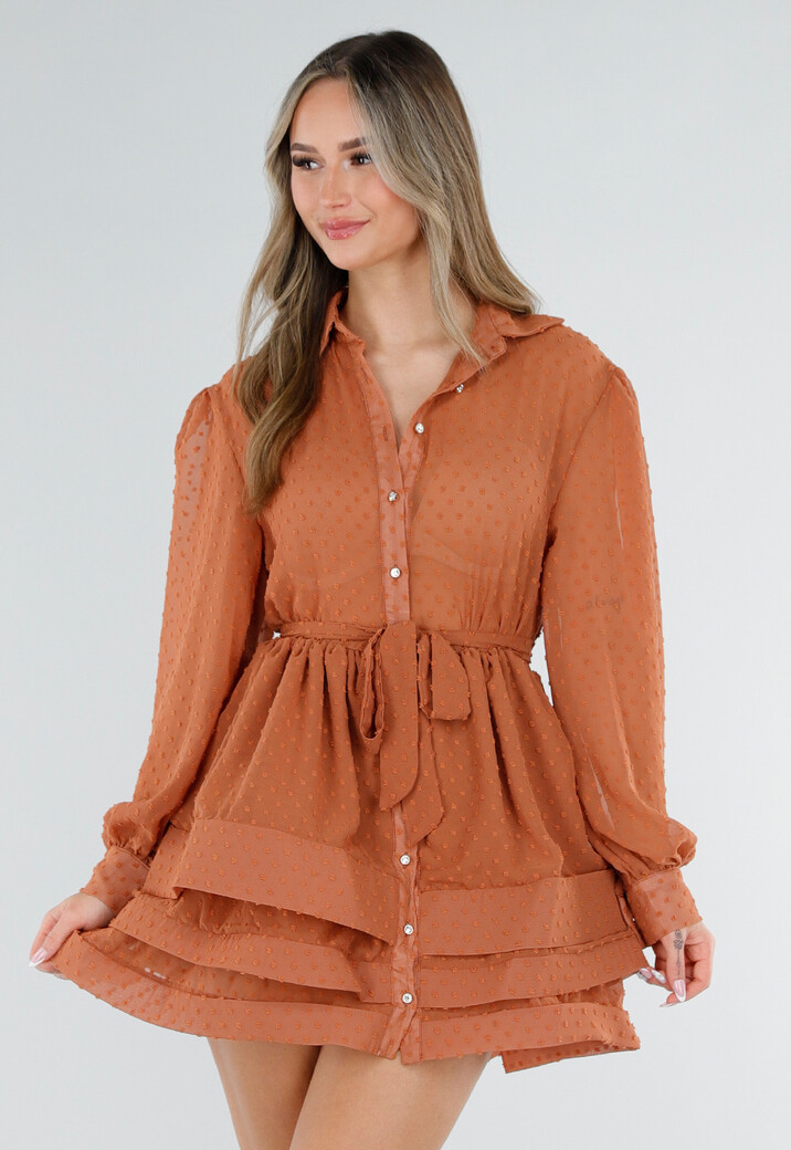 Roestkleurige Jurk met Stippenstructuur en Ruffles