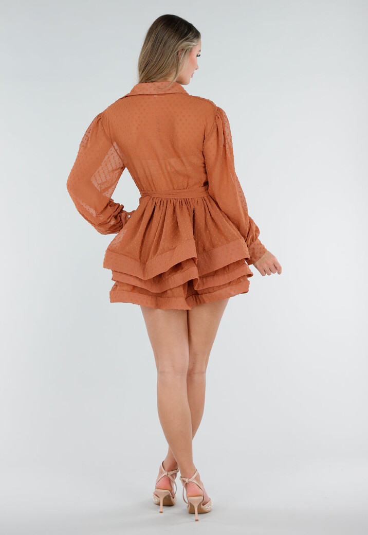 Roestkleurige Jurk met Stippenstructuur en Ruffles