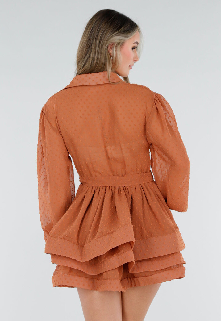 Roestkleurige Jurk met Stippenstructuur en Ruffles