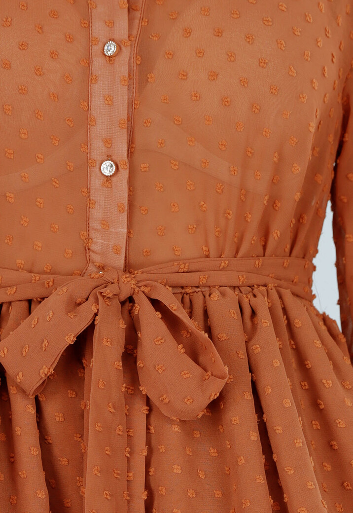 Roestkleurige Jurk met Stippenstructuur en Ruffles