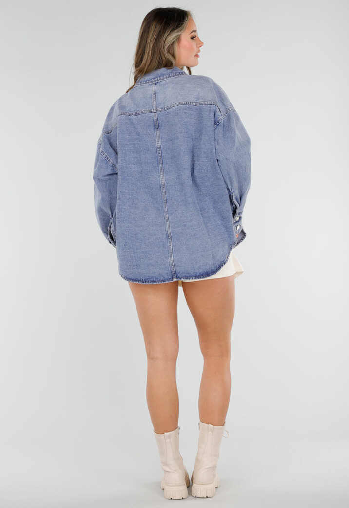 Blauwe Denim Blouse met Oversized Knopen en Lange Mouwen