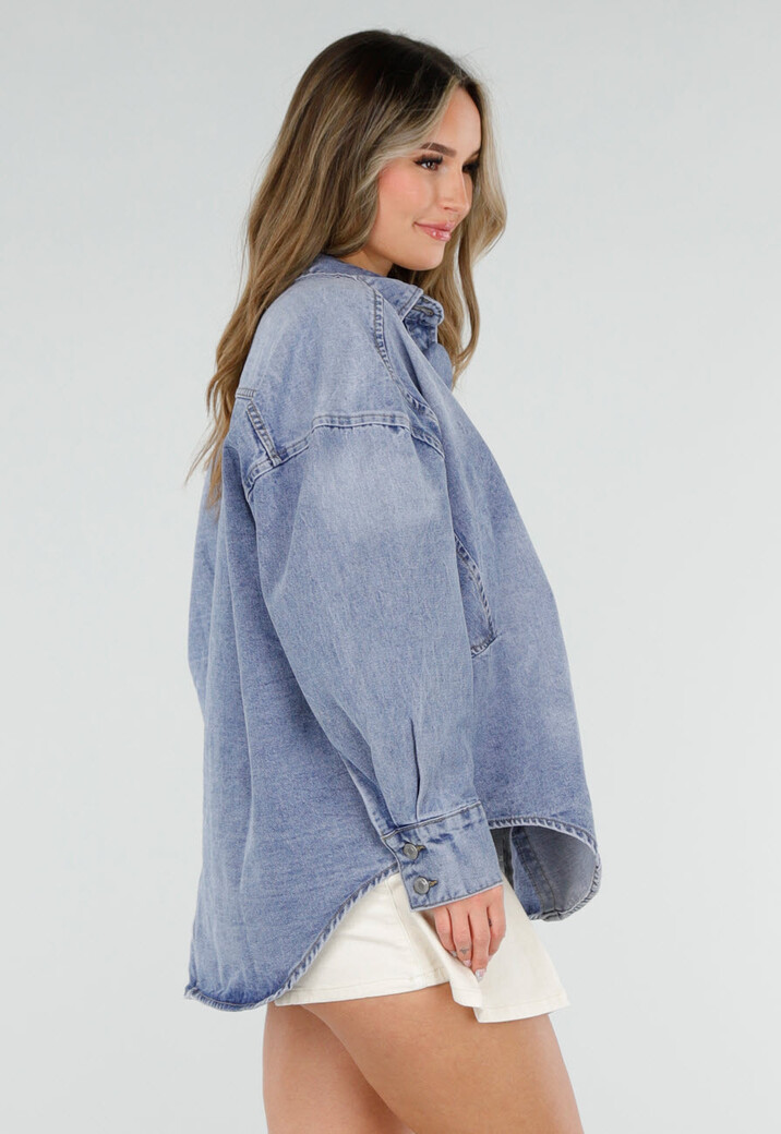 Blauwe Denim Blouse met Oversized Knopen en Lange Mouwen
