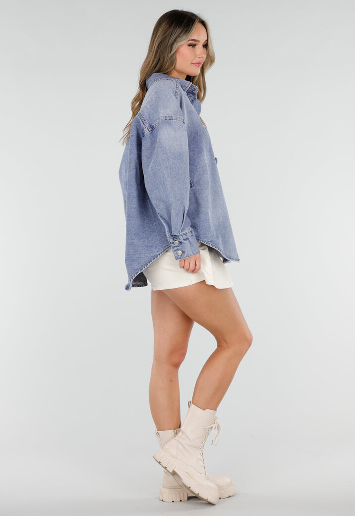 Blauwe Denim Blouse met Oversized Knopen en Lange Mouwen