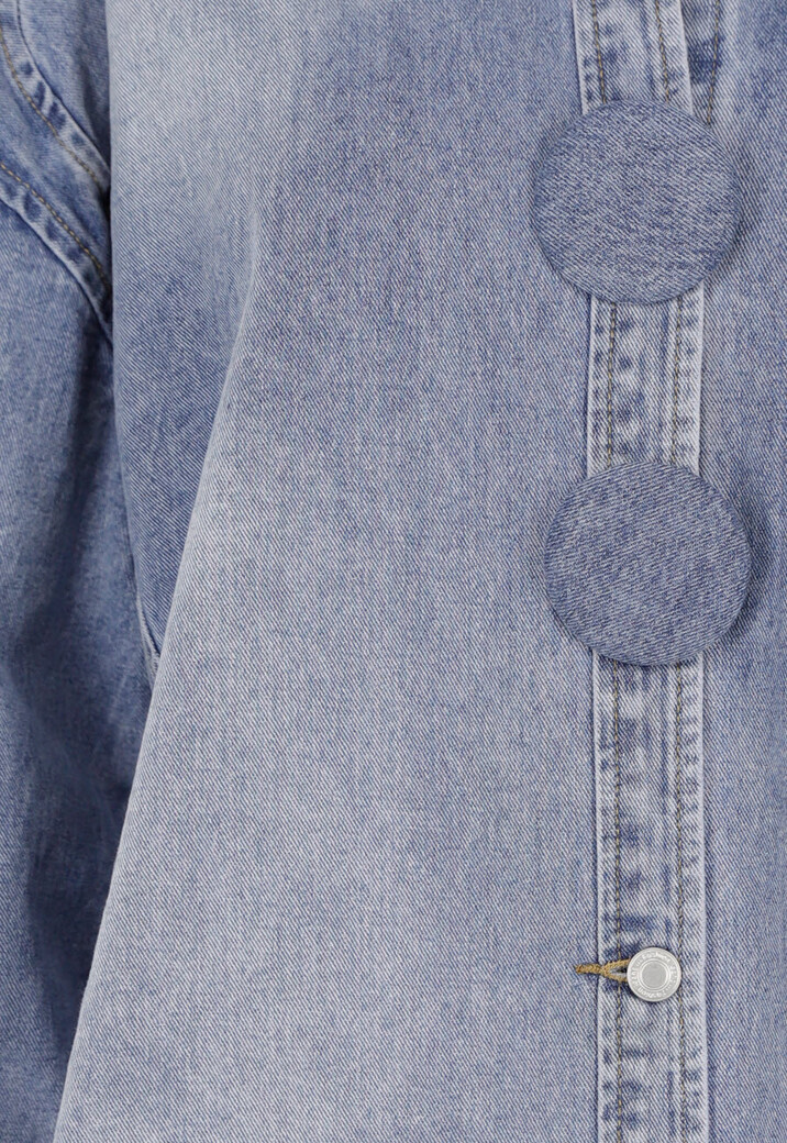 Blauwe Denim Blouse met Oversized Knopen en Lange Mouwen