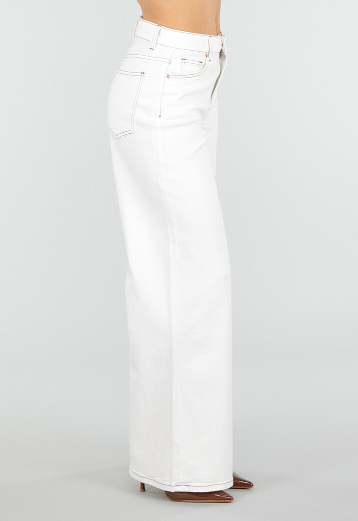 Witte Wide Leg Jeans met Bruine Stiksels en High Waist Pasvorm
