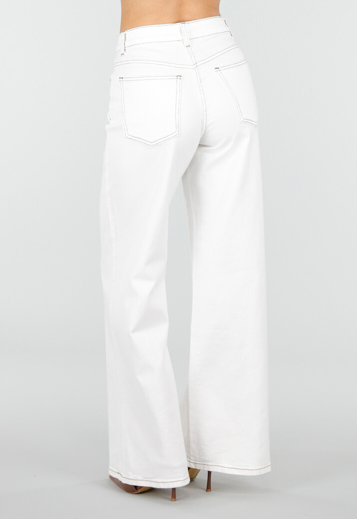 Witte Wide Leg Jeans met Bruine Stiksels en High Waist Pasvorm
