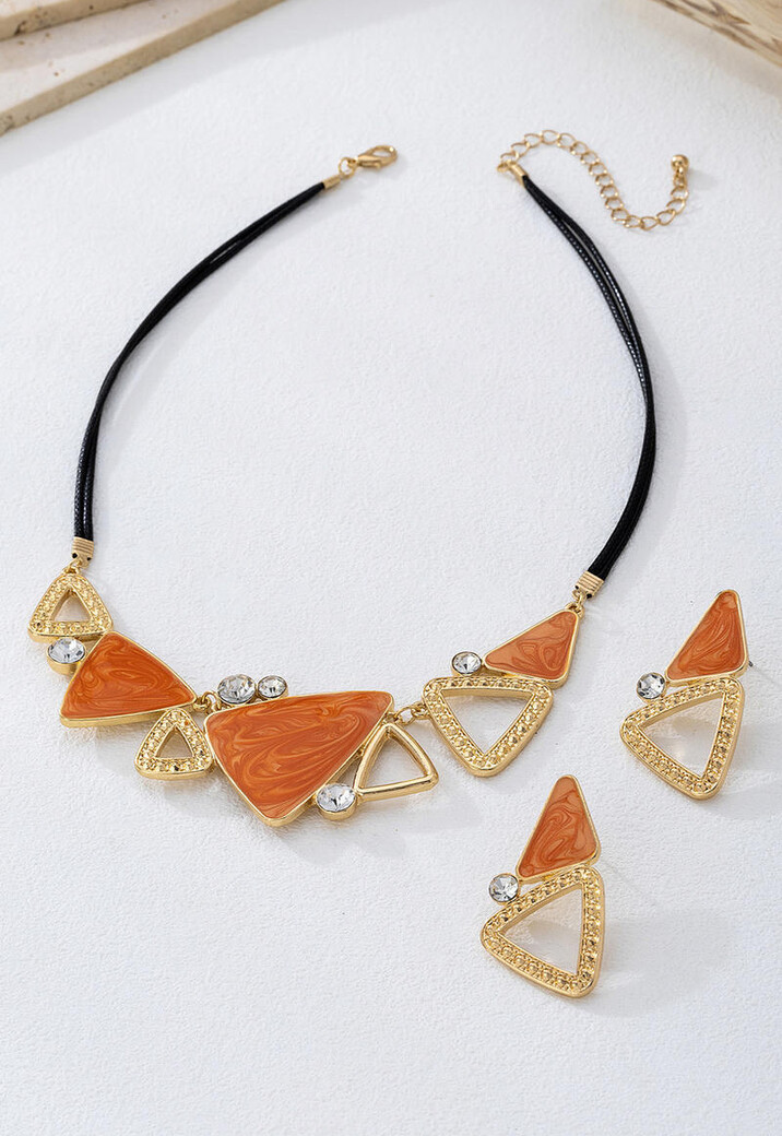 Gouden Sieraden Set met Oranje Driehoek Details en Strass Steentjes