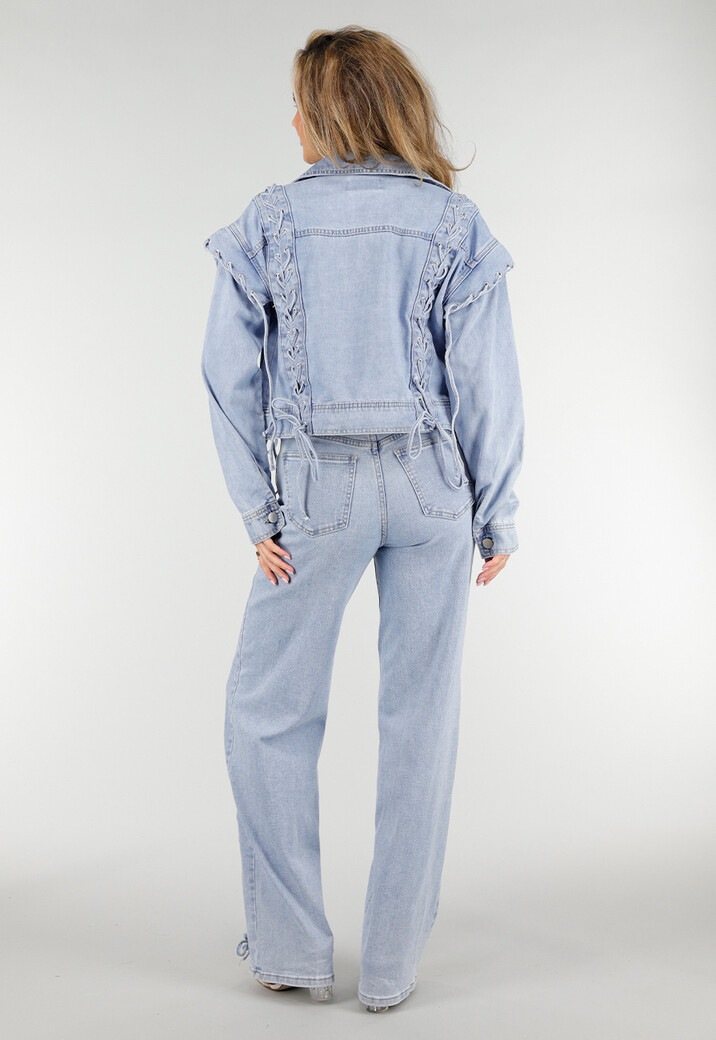 Lichtblauw Denim Jasje met Veterdetails en Ruffle Schouders