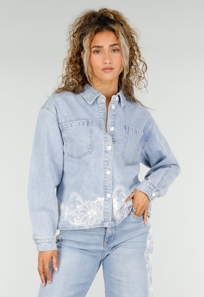 Lichtblauwe Denim Blouse met Kant en Knopen