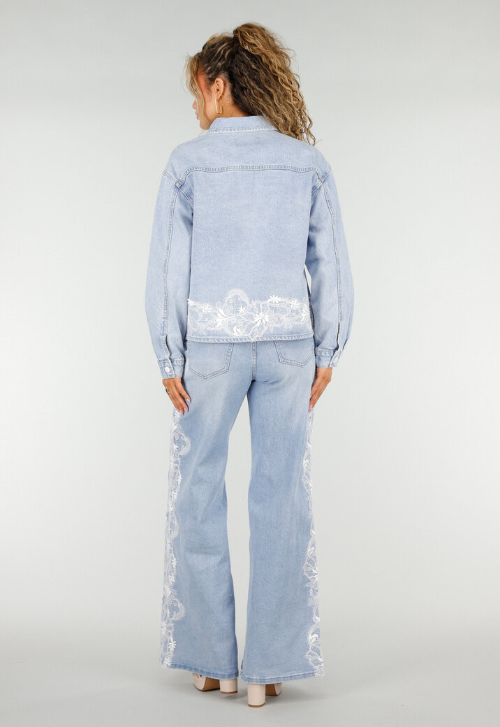 Lichtblauwe Denim Blouse met Kant en Knopen