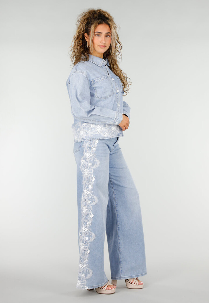 Lichtblauwe Denim Blouse met Kant en Knopen