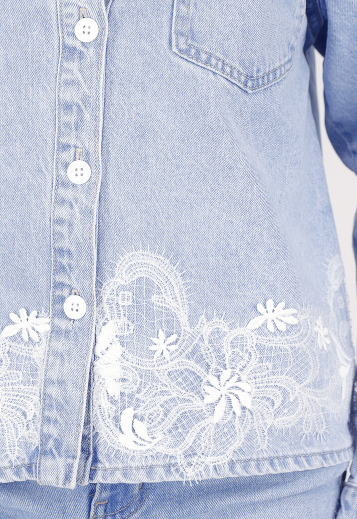 Lichtblauwe Denim Blouse met Kant en Knopen