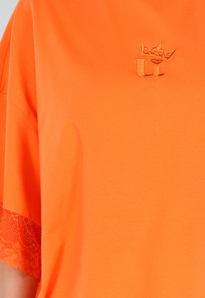Oranje Oversized T-Shirt met Borduursel en Kanten Mouwen