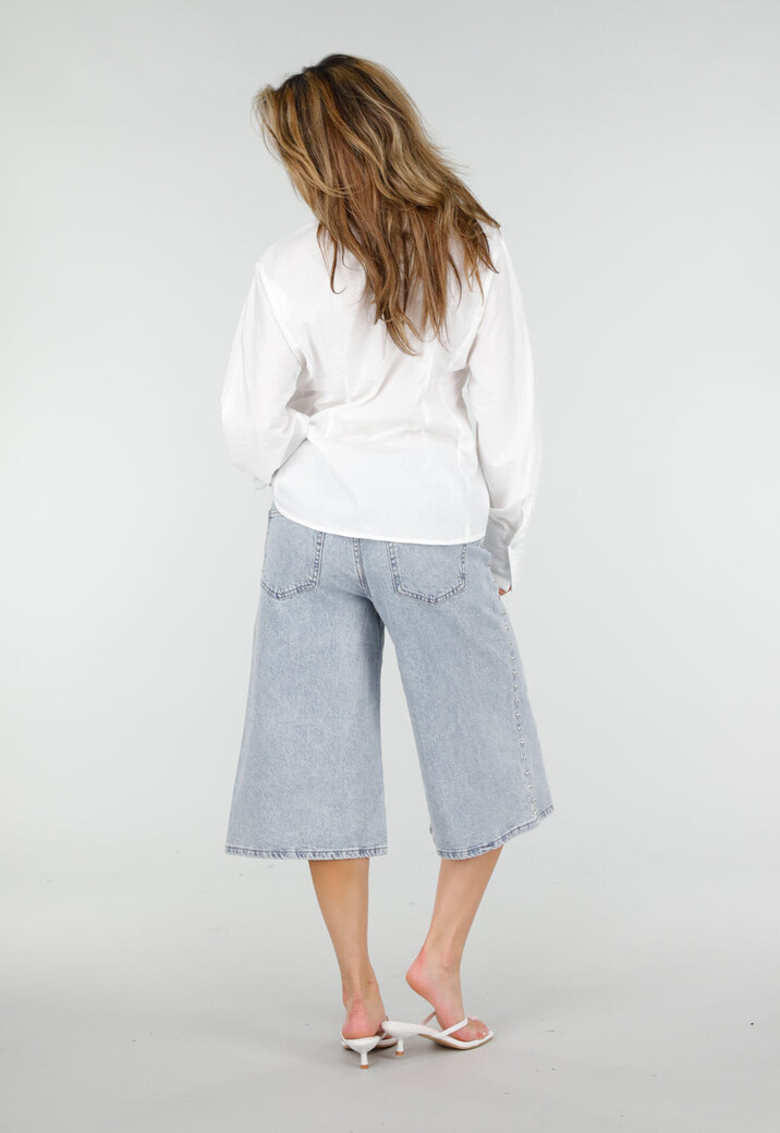 Lichtblauwe Denim Bermuda Shorts met Studs en Rechte Pijpen