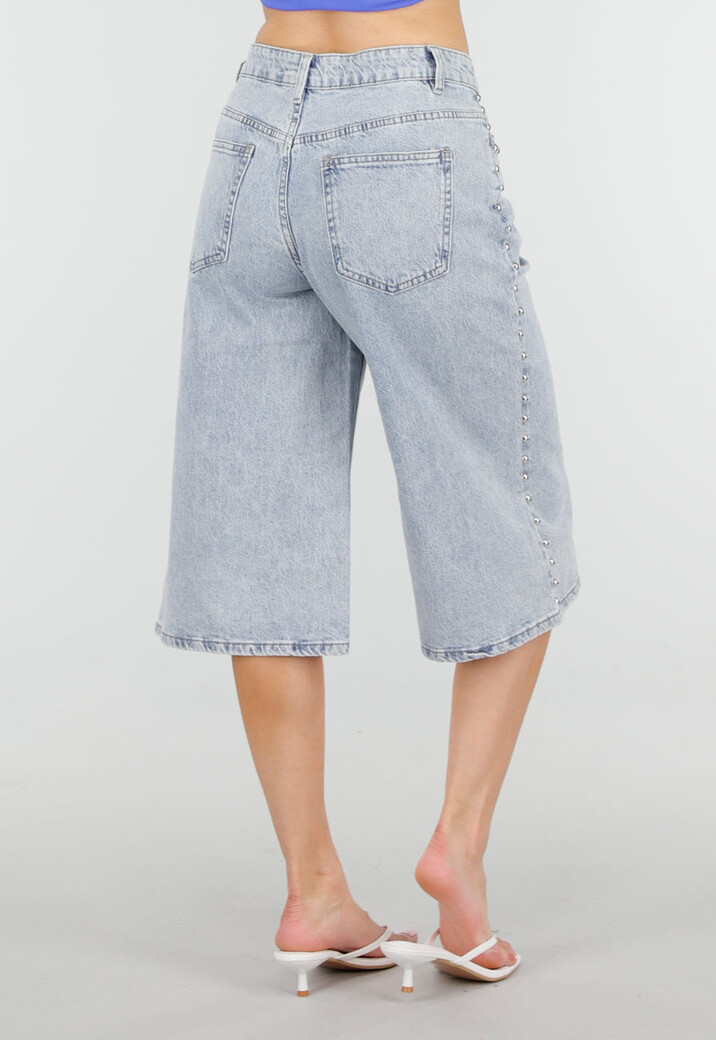 Lichtblauwe Denim Bermuda Shorts met Studs en Rechte Pijpen
