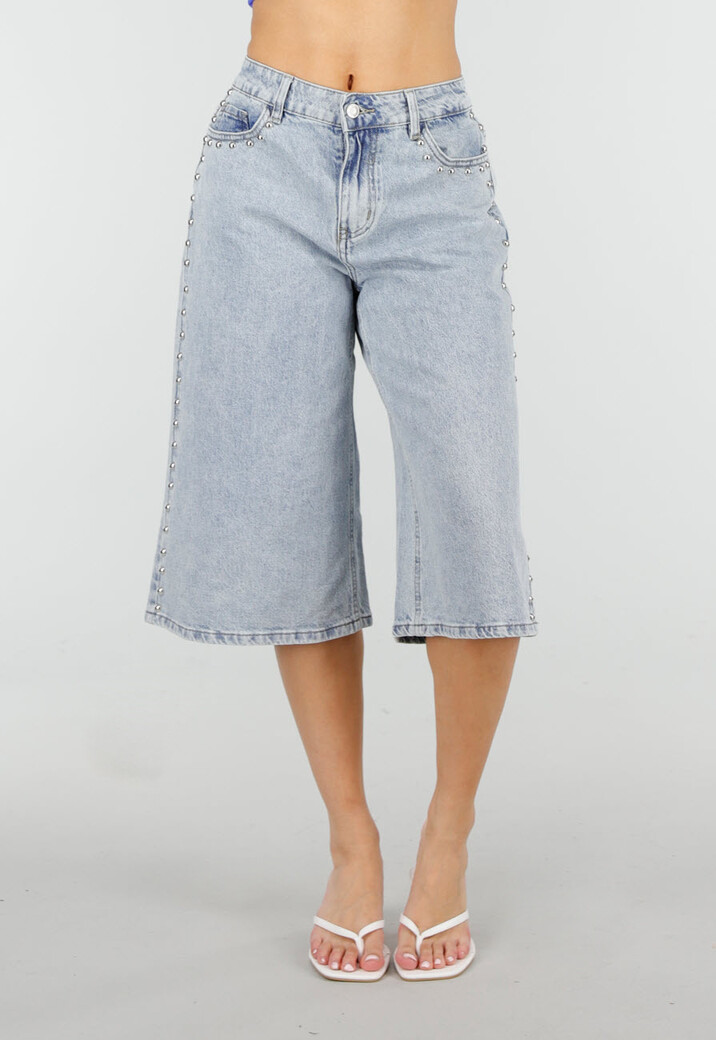 Lichtblauwe Denim Bermuda Shorts met Studs en Rechte Pijpen