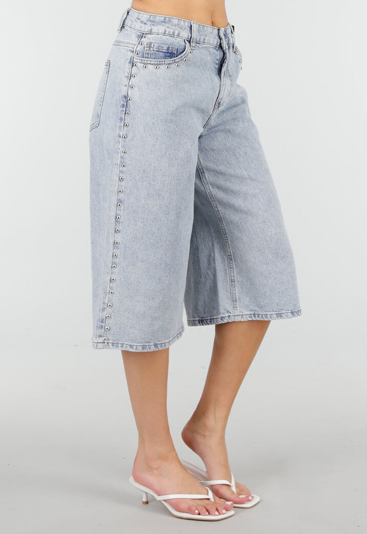 Lichtblauwe Denim Bermuda Shorts met Studs en Rechte Pijpen