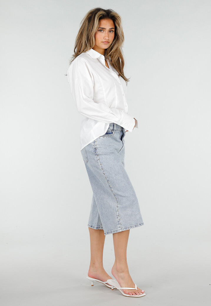 Lichtblauwe Denim Bermuda Shorts met Studs en Rechte Pijpen