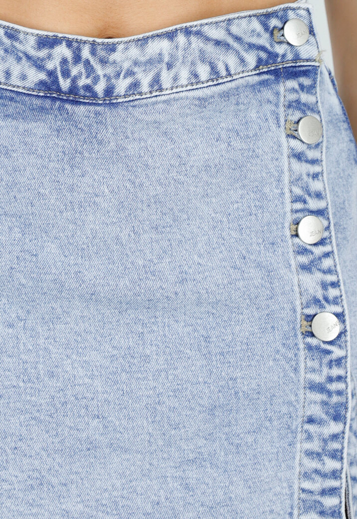 Lichtblauwe Denim Mini Skort met Overslag en Rij Knopen