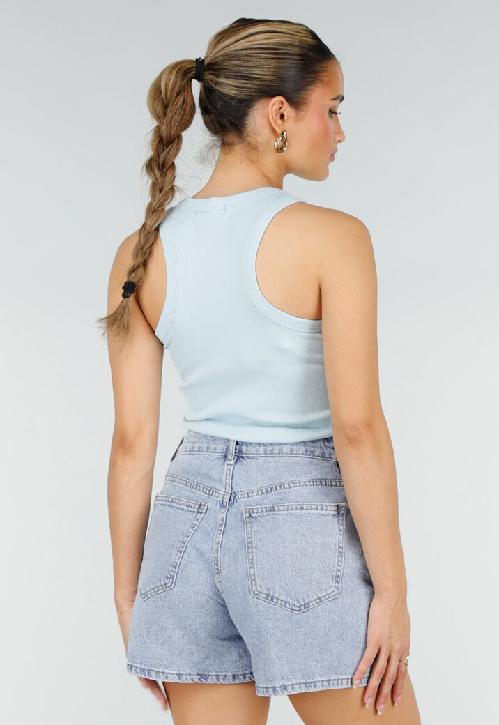 Lichtblauwe Rib Tanktop met Roze Tekst en Aansluitende Pasvorm