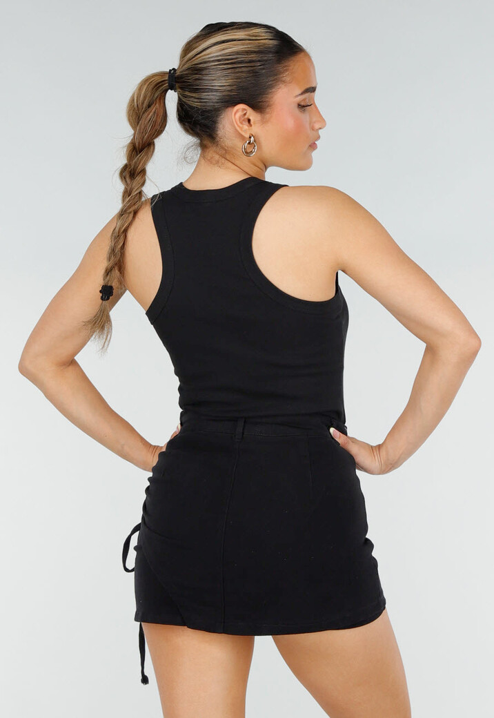 Zwarte Rib High Neck Top met Blauwe Tekst en Aansluitende Pasvorm