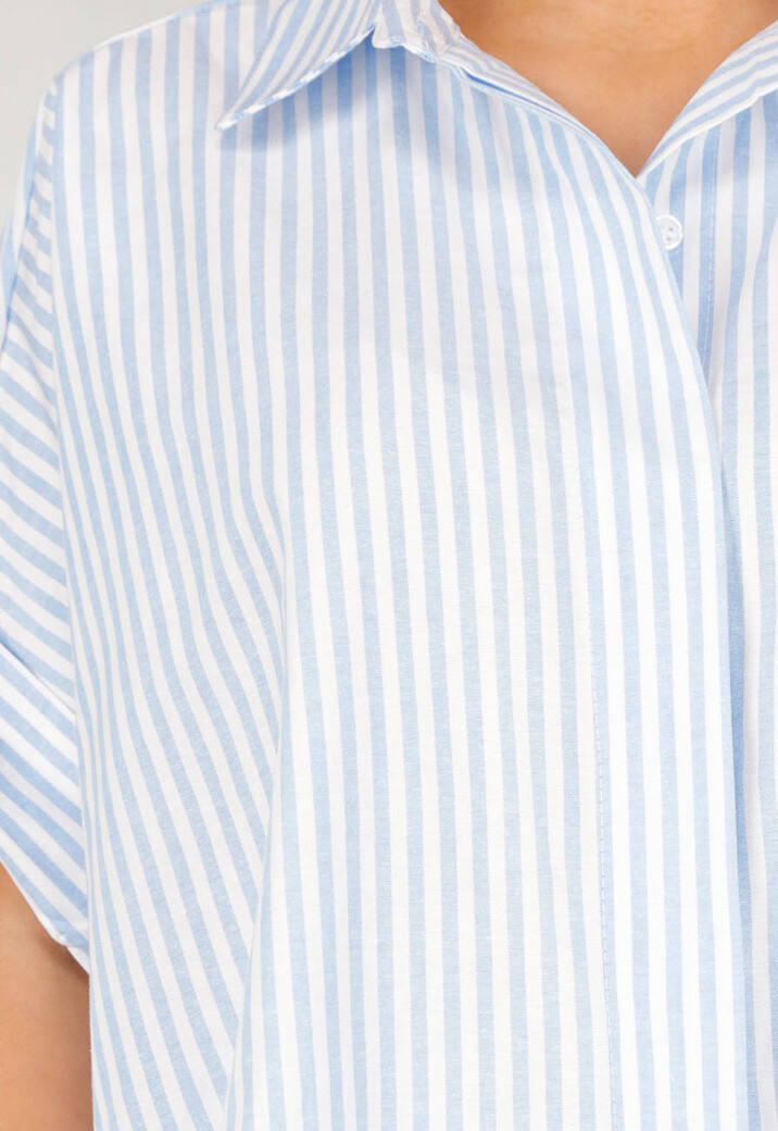 Lichtblauwe Gestreepte Oversized Blouse met Kraag en Korte Mouwen