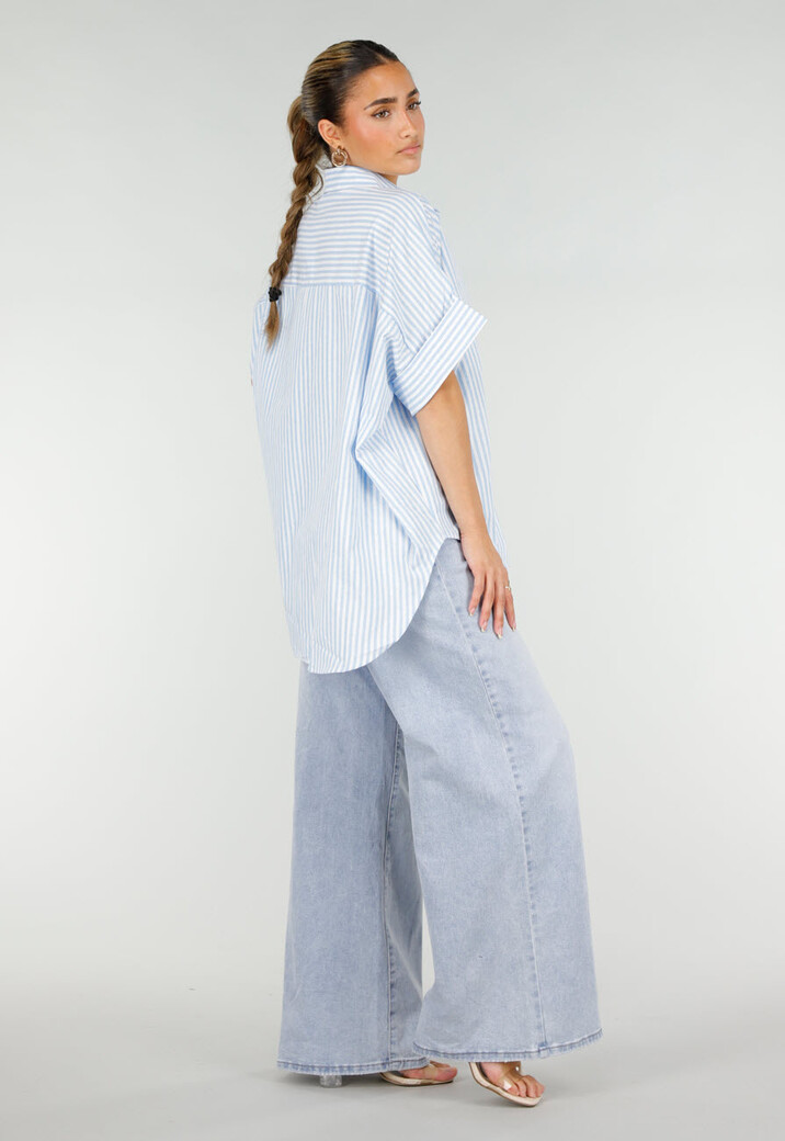 Lichtblauwe Gestreepte Oversized Blouse met Kraag en Korte Mouwen