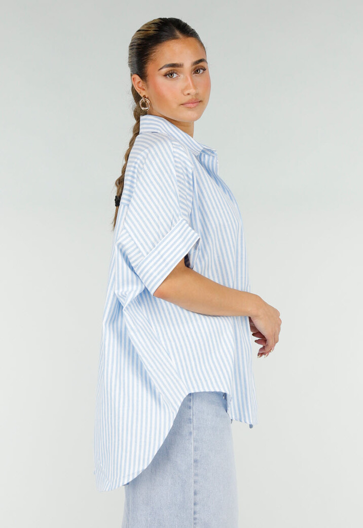 Lichtblauwe Gestreepte Oversized Blouse met Kraag en Korte Mouwen