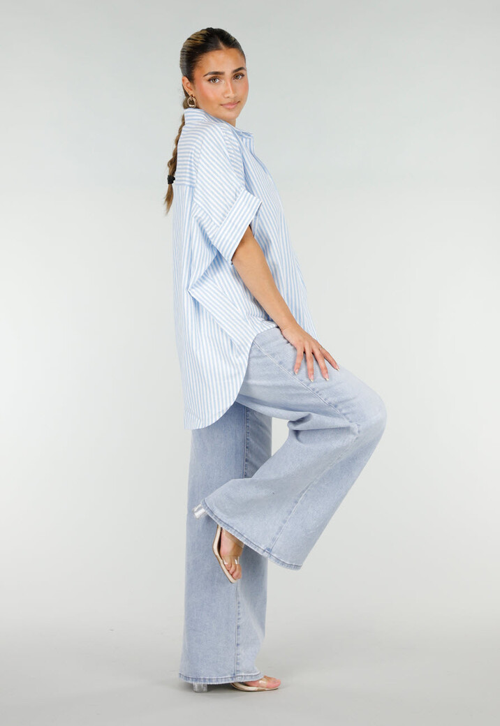 Lichtblauwe Gestreepte Oversized Blouse met Kraag en Korte Mouwen