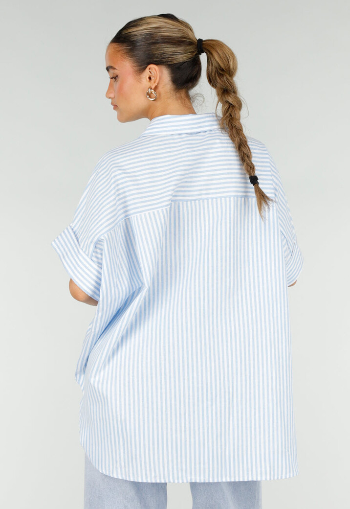 Lichtblauwe Gestreepte Oversized Blouse met Kraag en Korte Mouwen