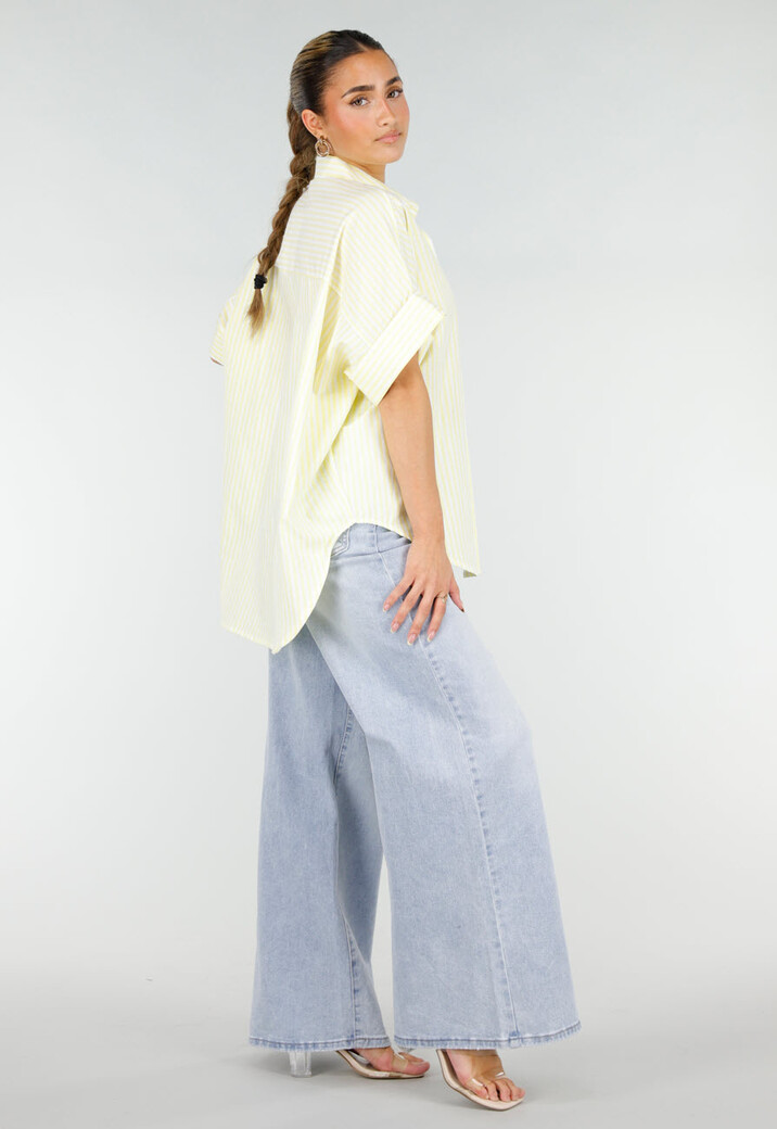 Lichtgele Gestreepte Oversized Blouse met Kraag en Korte Mouwen