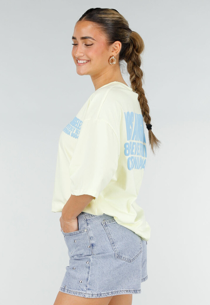 Lichtgeel Oversized T-shirt met Blauwe Tekst en Korte Mouwen
