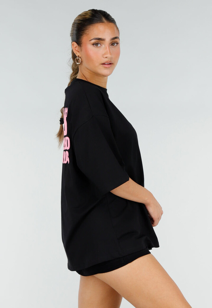 Zwart Oversized T-shirt met Roze Tekst en Korte Mouwen
