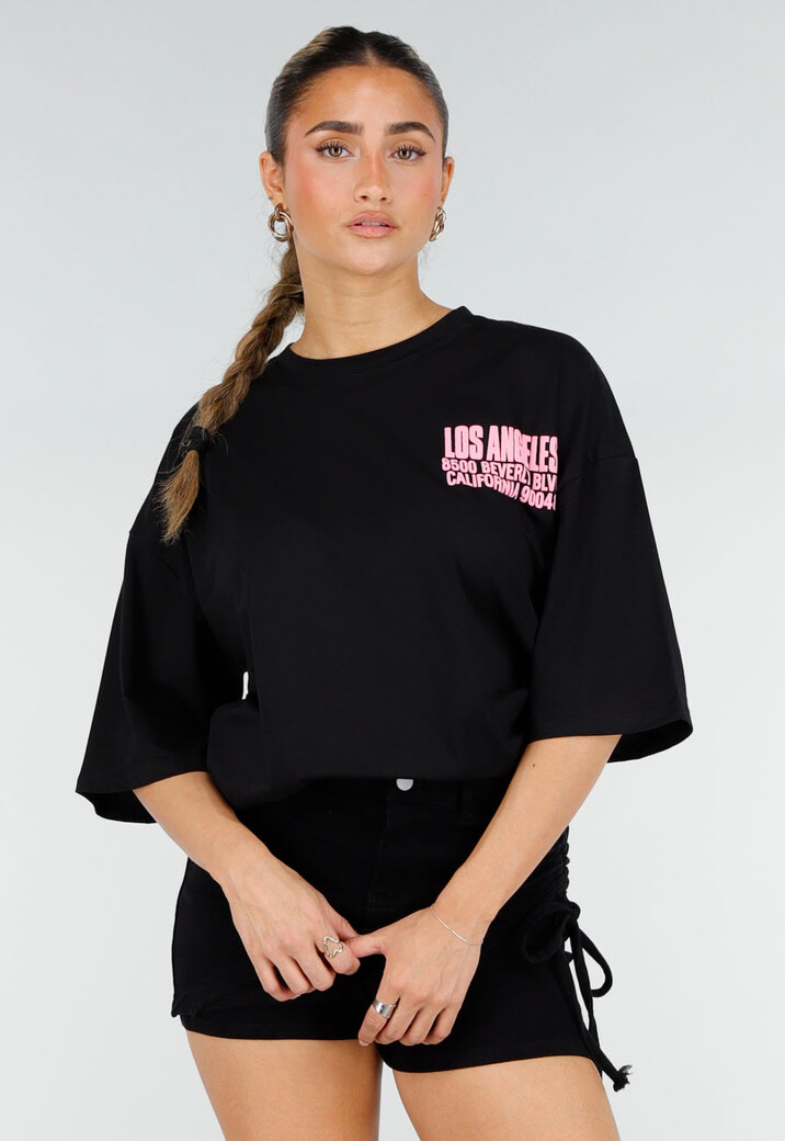 Zwart Oversized T-shirt met Roze Tekst en Korte Mouwen