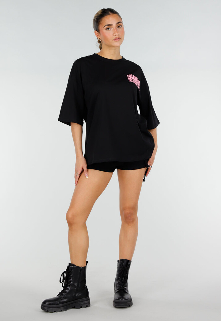 Zwart Oversized T-shirt met Roze Tekst en Korte Mouwen